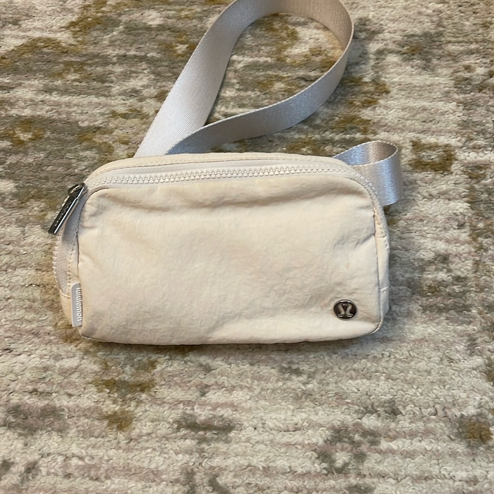 Lululemon everywhere belt bag